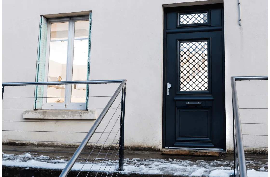 Porte d'entrée alu vitrée et moulures à l'ancienne