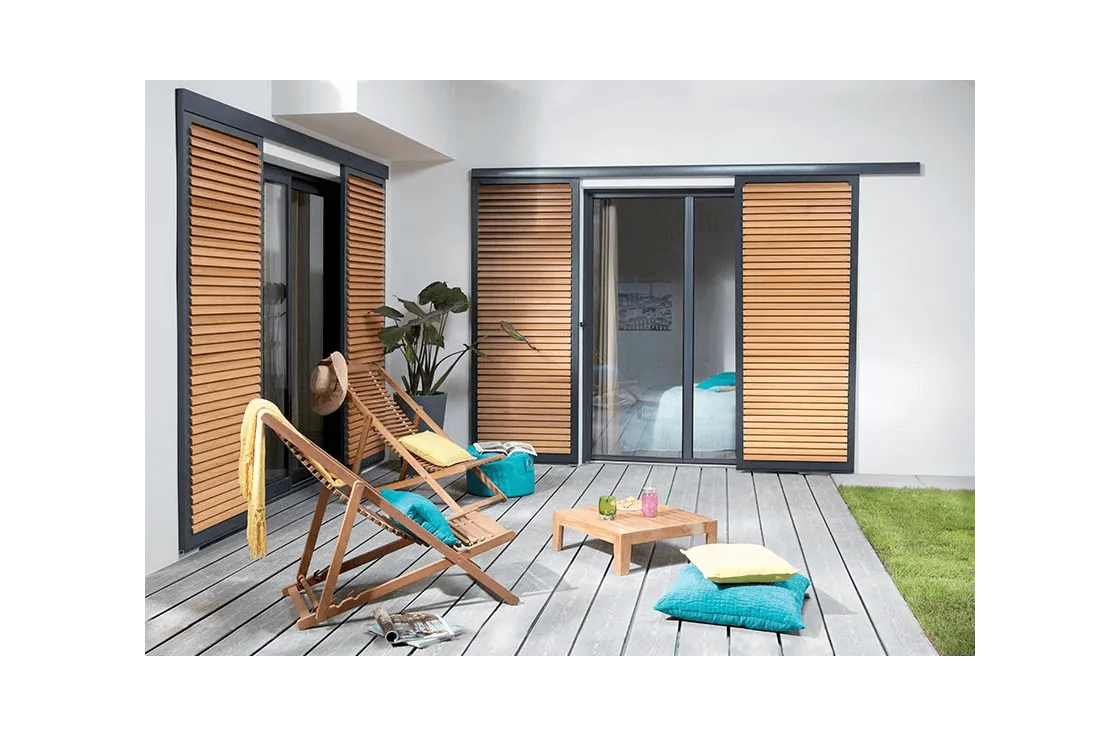 Brise-soleil coulissant lames débordantes