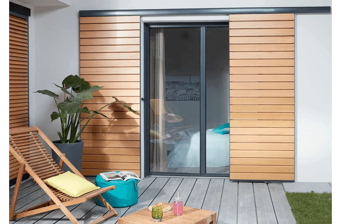 Brise-soleil coulissant lames bois planes