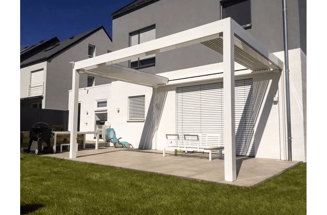 Pergola bioclimatique à lames rétractables