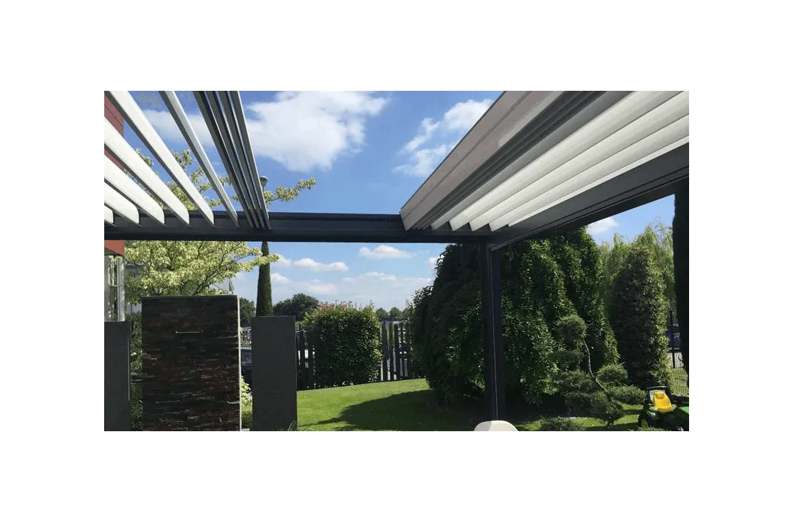 Pergola bioclimatique à lames rétractables