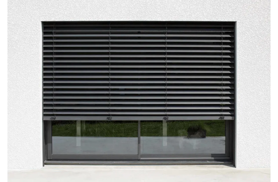 Baie vitrée aluminium avec brise-soleil