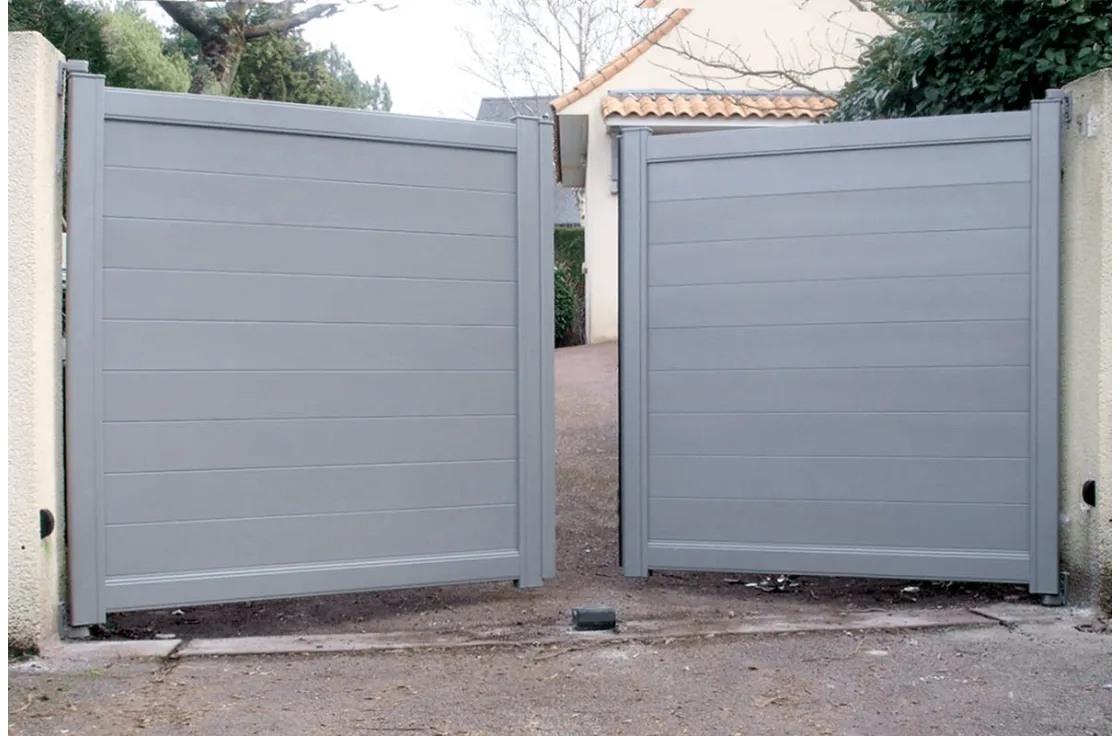 Portail aluminium battant plein