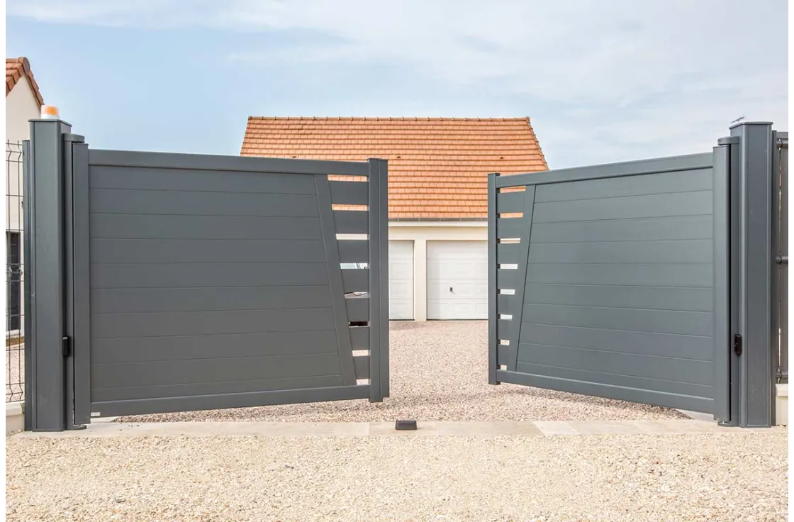 Portail aluminium battant ajourage en biais