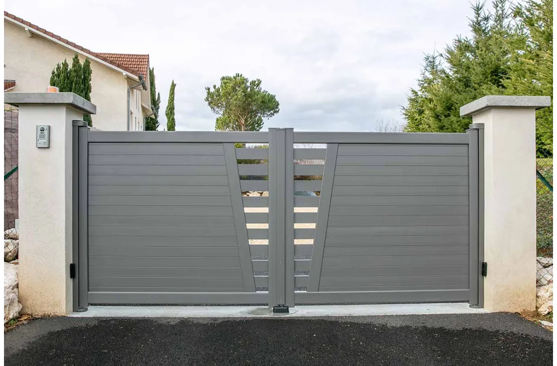 Portail aluminium battant ajourage en biais