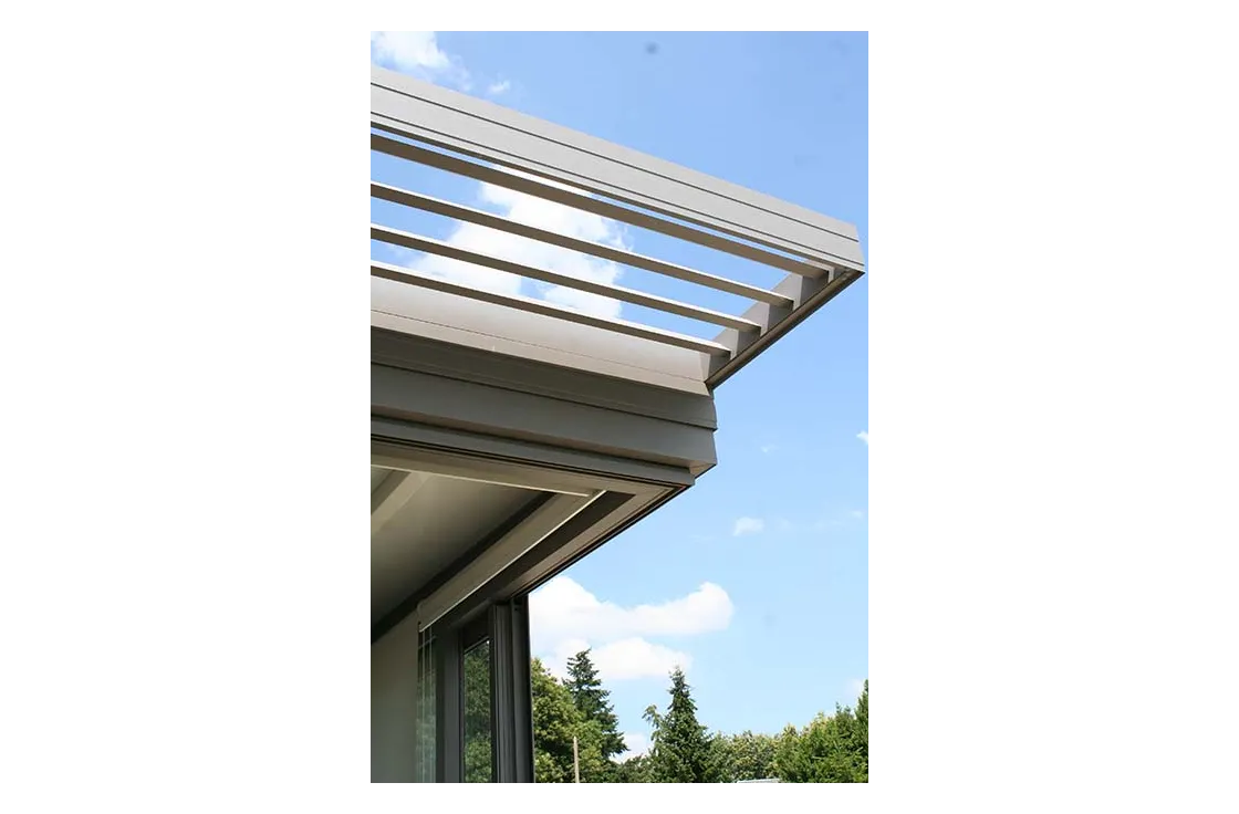 Véranda toiture plate isolée avec brise-soleil