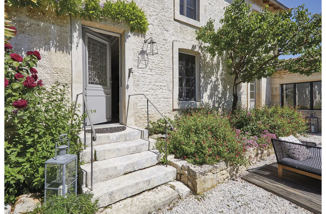 Porte d'entrée bois avec grille décorative à motifs