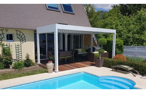 Pergola bioclimatique à motorisation solaire